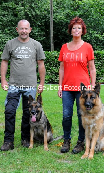 KEVELAER Foto von Yves Georgi und Lisbeth Wijnans mit ihren Hunden